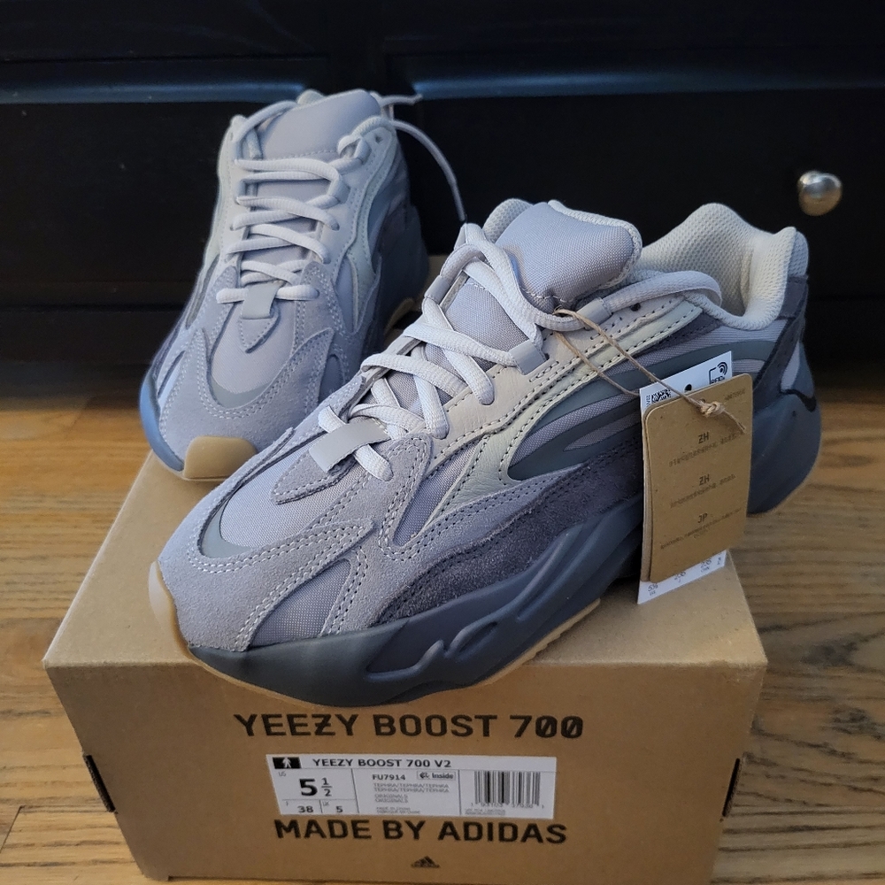 Yeezy 700 V2 (Size US5.5)